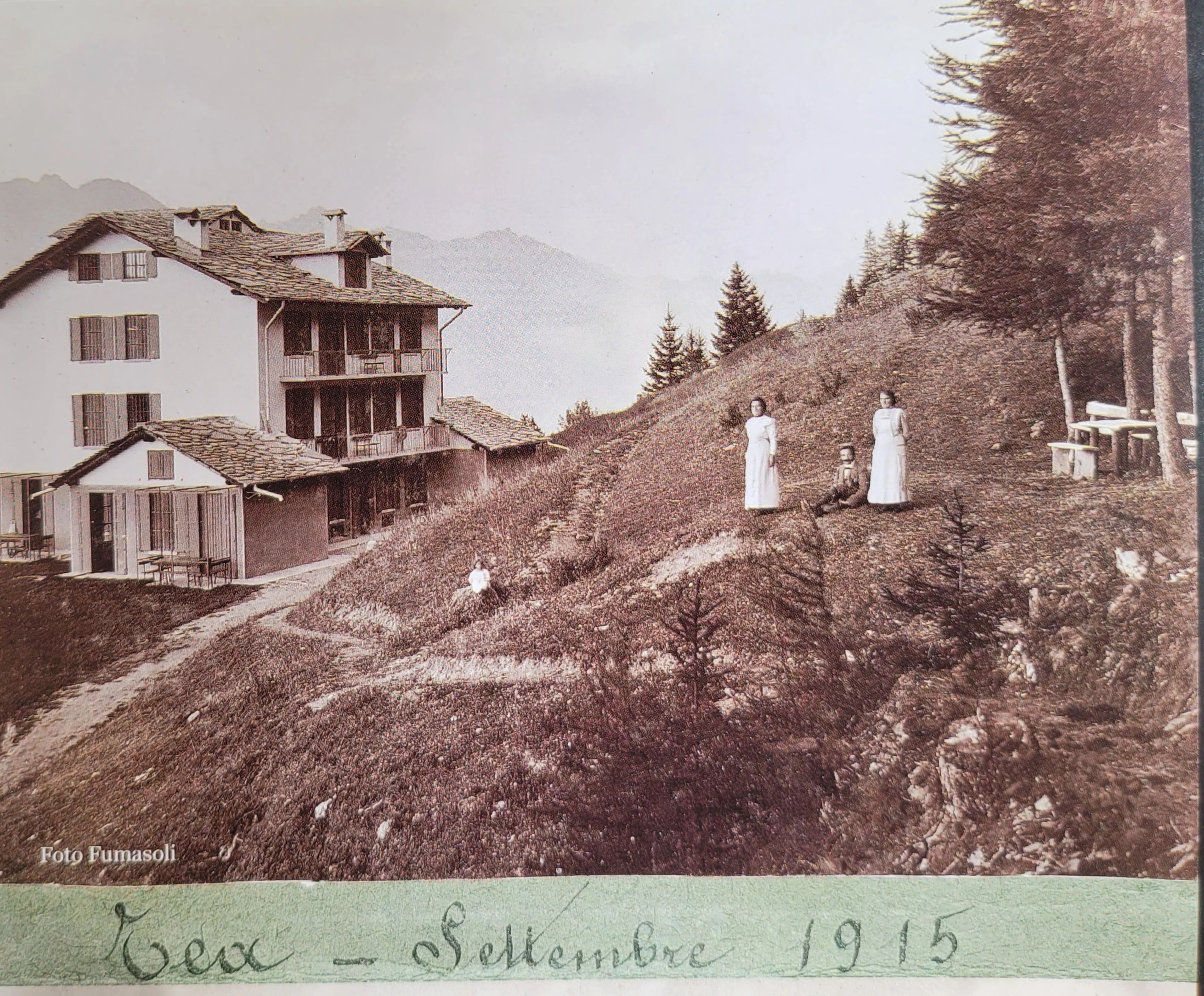 La villa e le montagne della Valle d'Aosta sullo sfondo