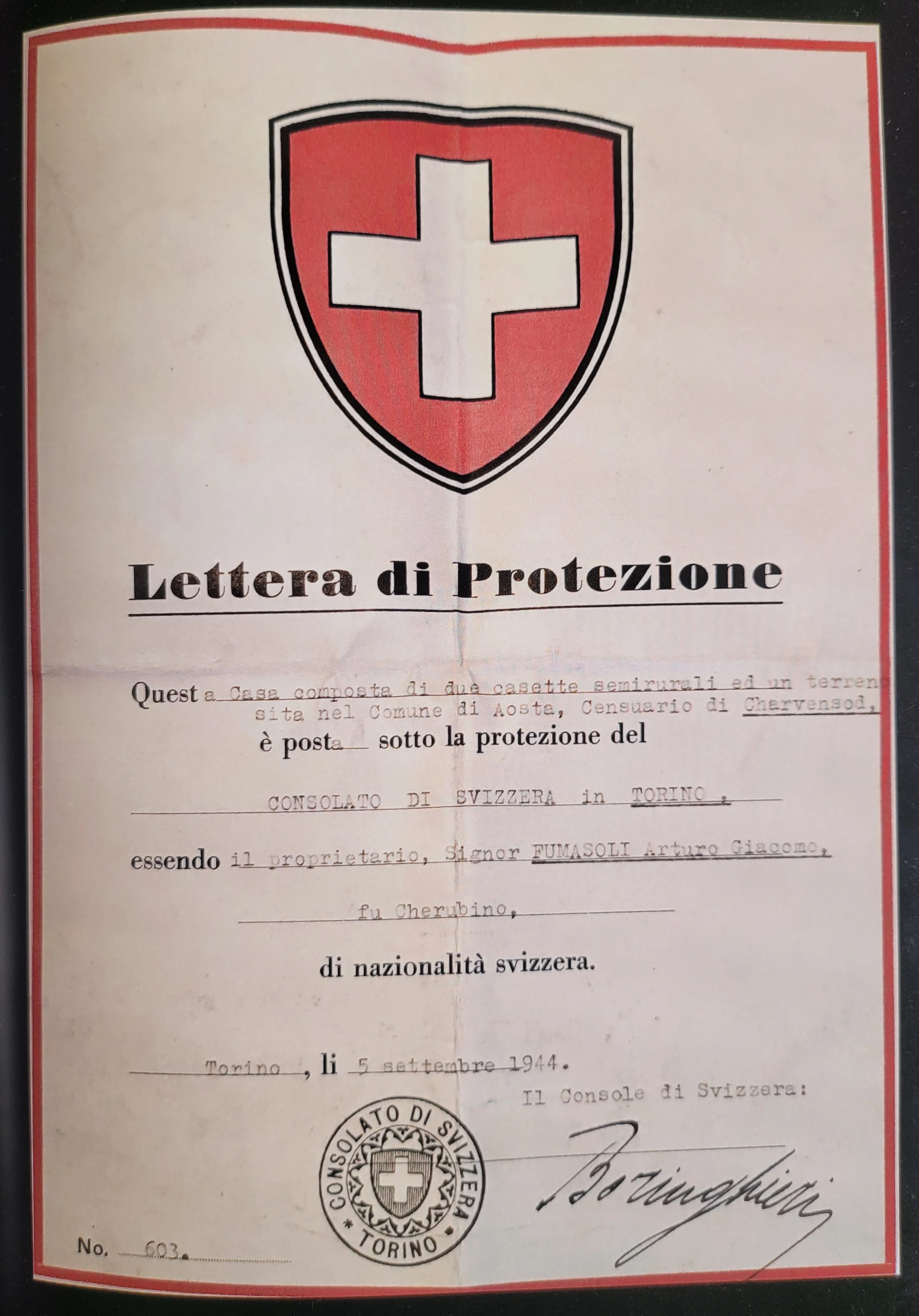 Sergio Fumasoli con i documenti storici d'archivio